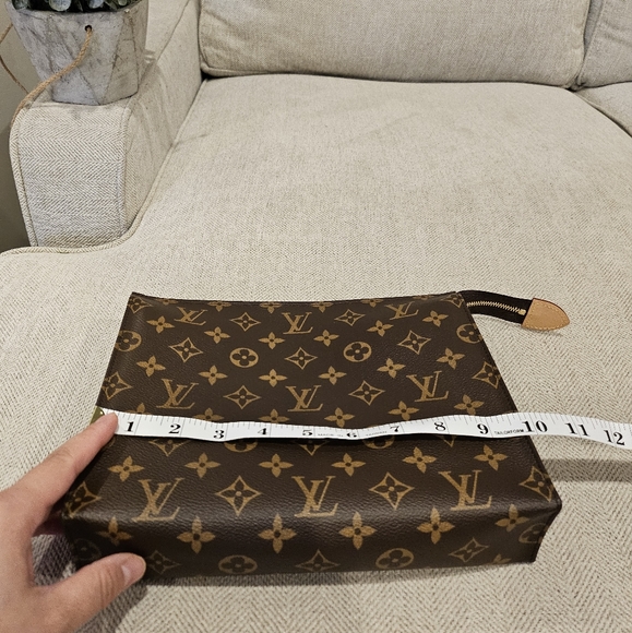 Almost New Louis Vuitton Toiletry Bag 26 - Picture 14 of 15